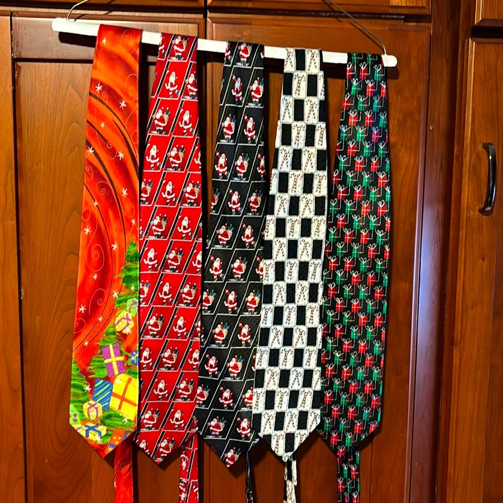 Set of 5 Christmas men’s silk ties various designs.